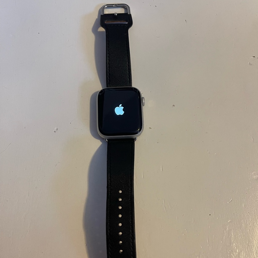 Apple Watch Series 4 with charger
44mm, Silver
Good Condition
Factory Reset